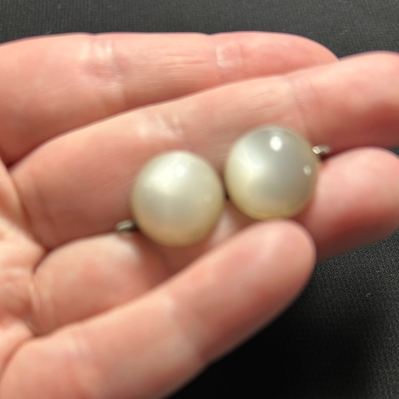VTG Moon glow Lucite Screw back earrings. Very pretty!! - Picture 3 of 8